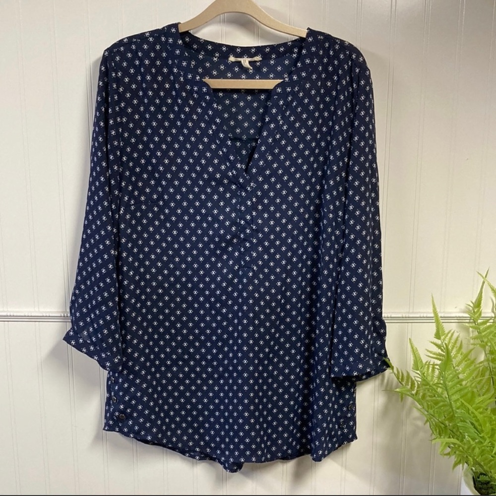 Maurice’s top size medium. Pit to pit is 19 inches. Lovely flowy blouse.